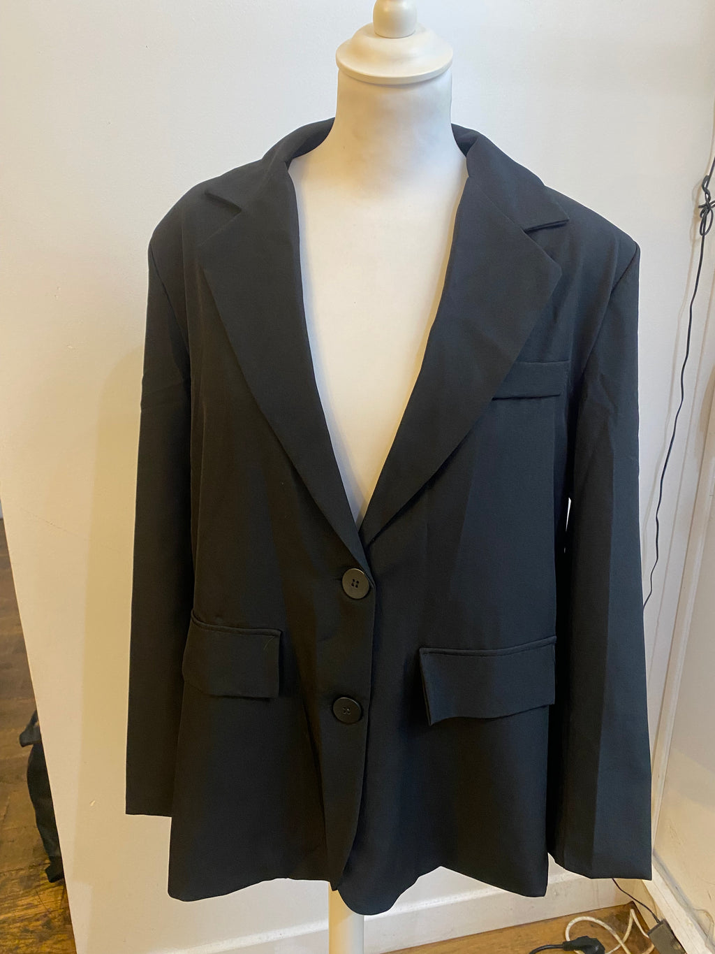Blazer noir ouvert dans le dos