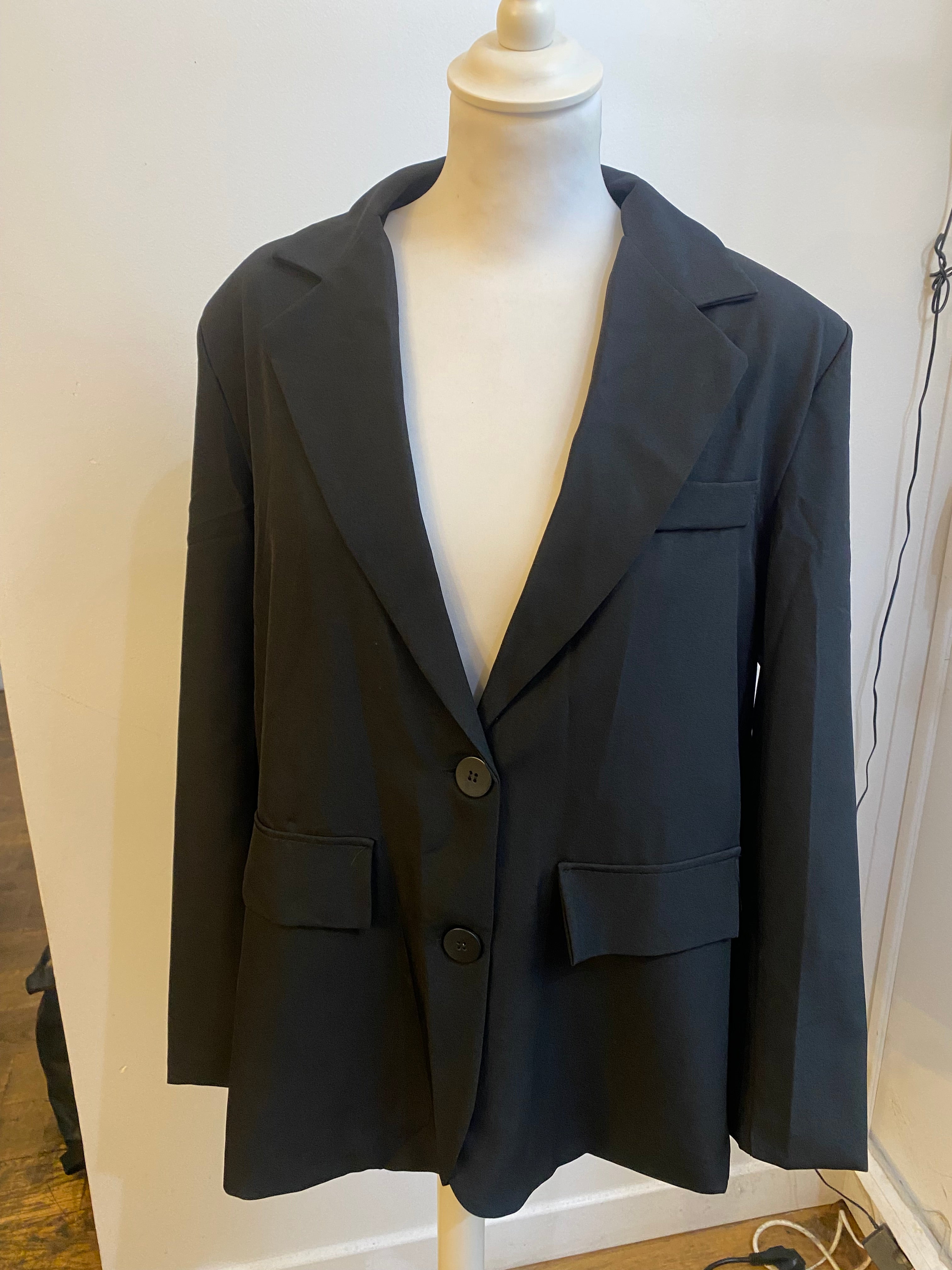 Blazer noir ouvert dans le dos