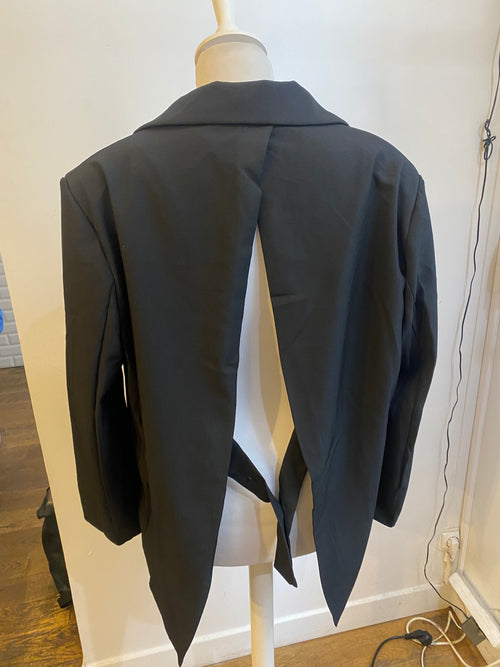 Blazer noir ouvert dans le dos