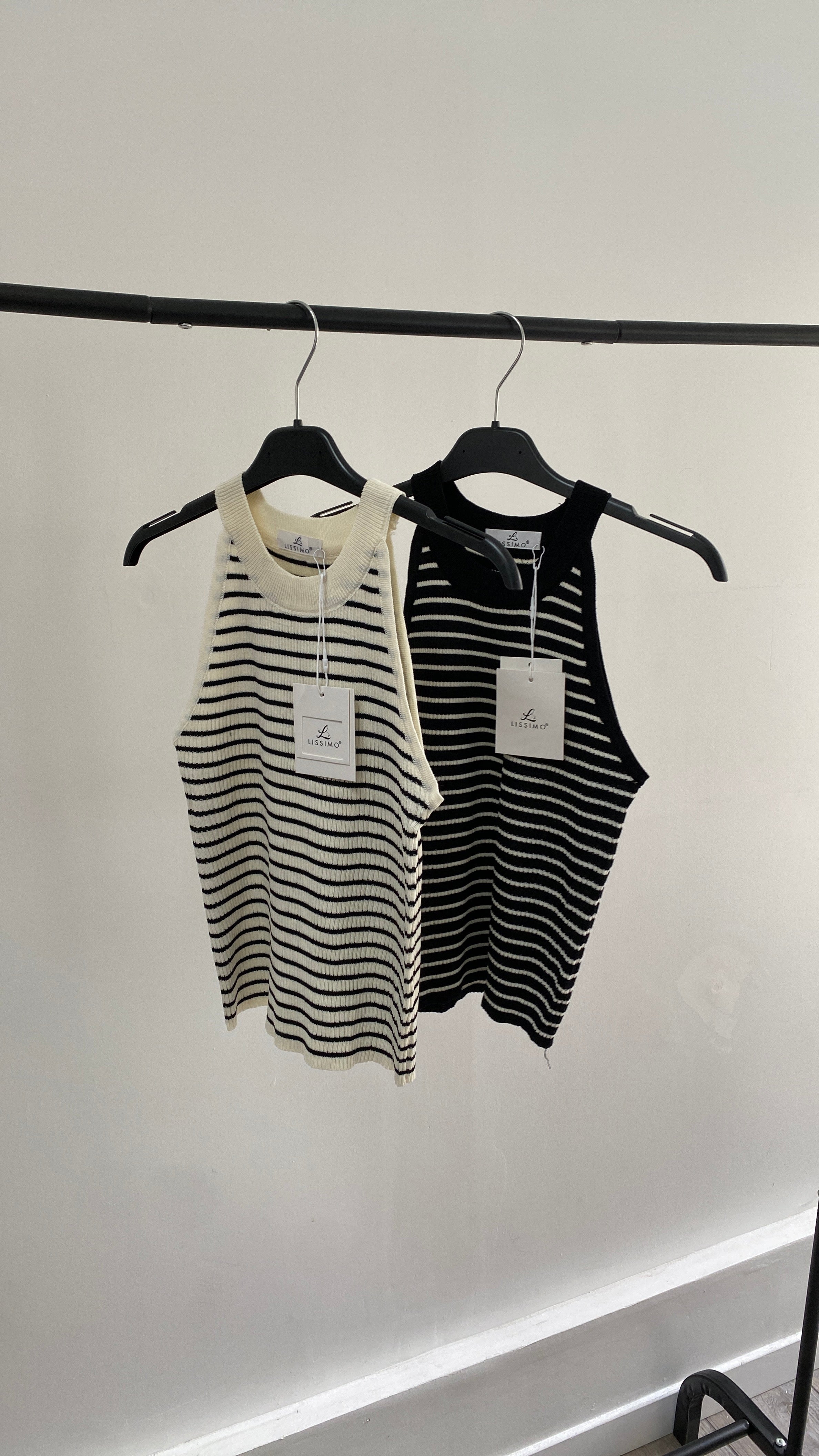Top sans manches rayée noire Nesma ￼
