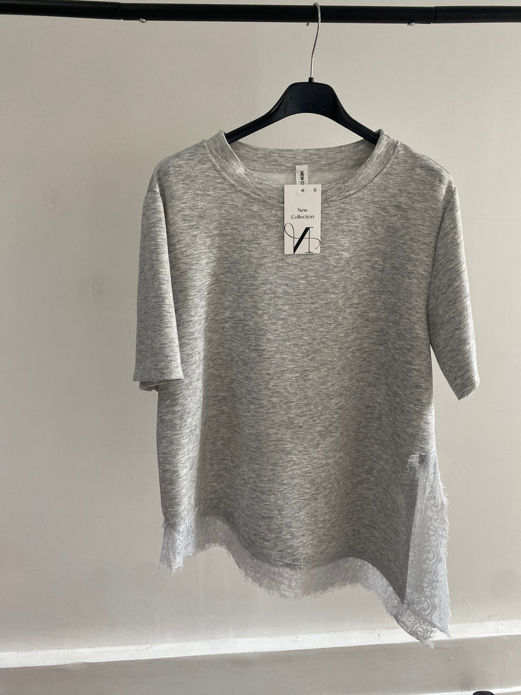 Tee shirt asymétrique gris dentelle