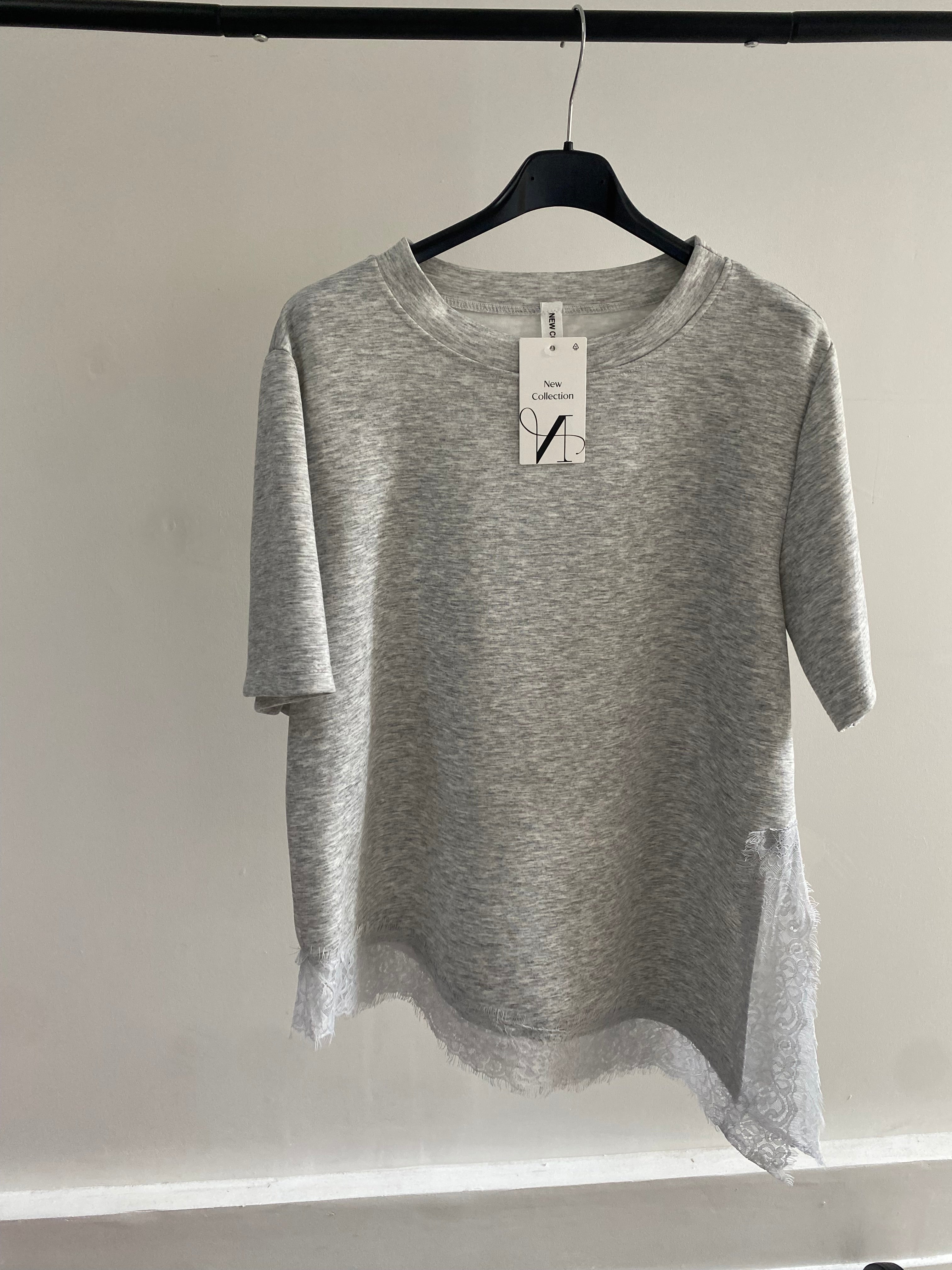 Tee shirt asymétrique gris dentelle